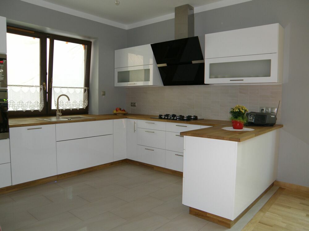 fronty MDF lakierowany, klapy aluminiowe, aventos hf, szuflady tandembox z cichym domykiem, cokół aluminiopodobny, piekarnik i microfala zabudowane w słupku